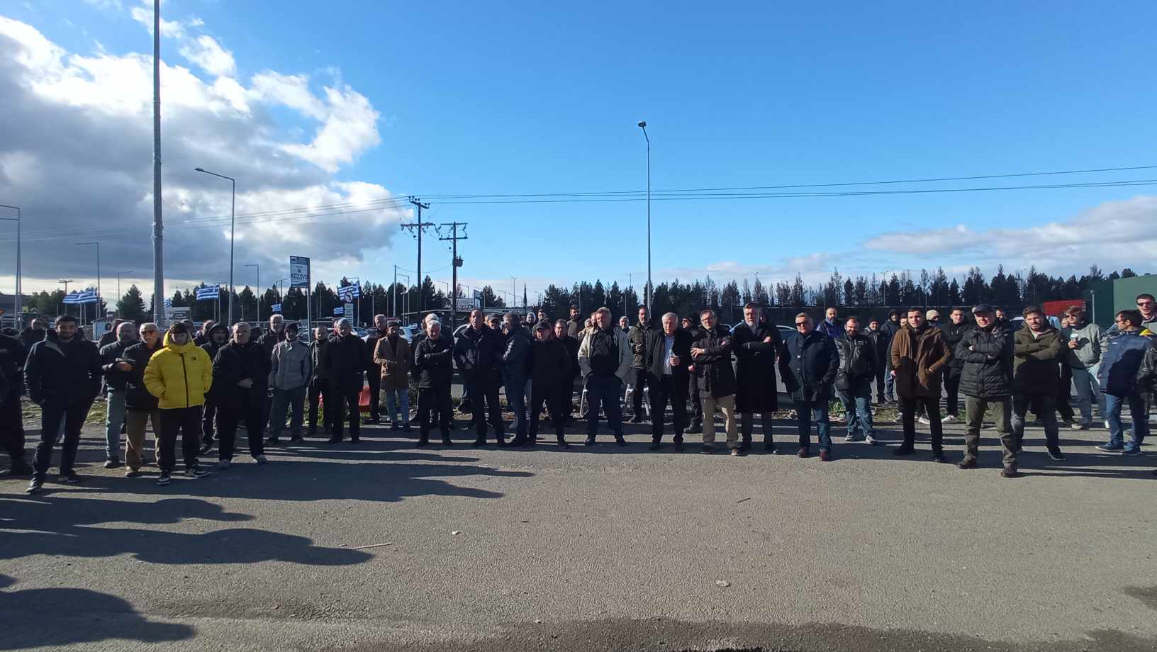 Ισχυρές αστυνομικές δυνάμεις εμπόδισαν την κατάληψη της ΠΑΘΕ - ένταση το μεσημέρι ανάμεσα σε αγρότες, ΜΑΤ (ΦΩΤΟ)