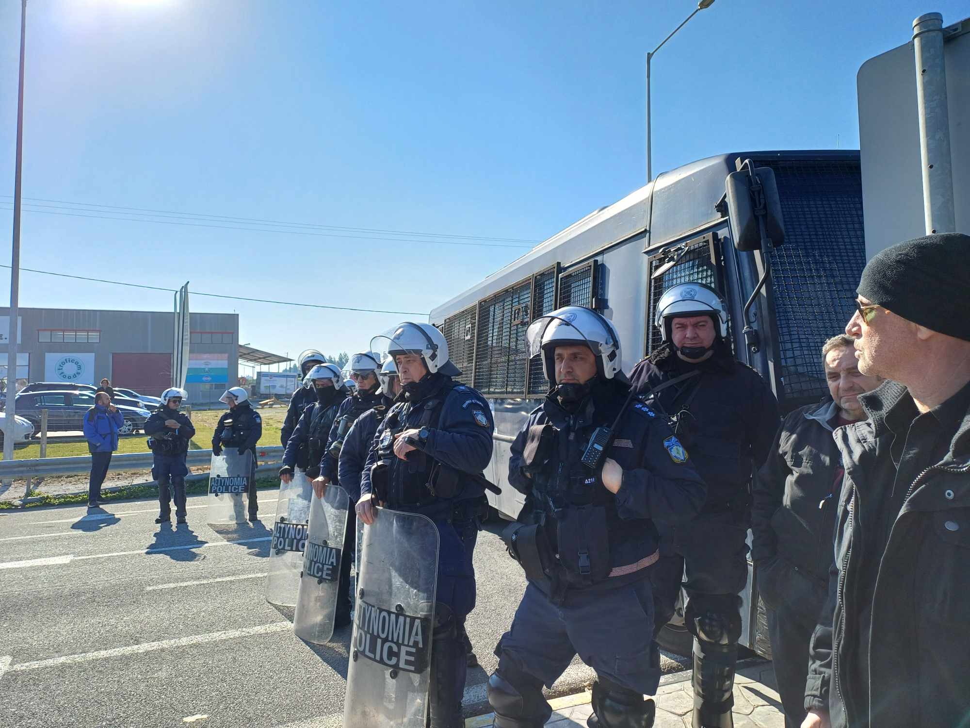 Ένταση στον κόμβο Πλατυκάμπου- εμποδίζονται από δυνάμεις των ΜΑΤ οι αγρότες να προσεγγίσουν τον ΠΑΘΕ (ΦΩΤΟ)