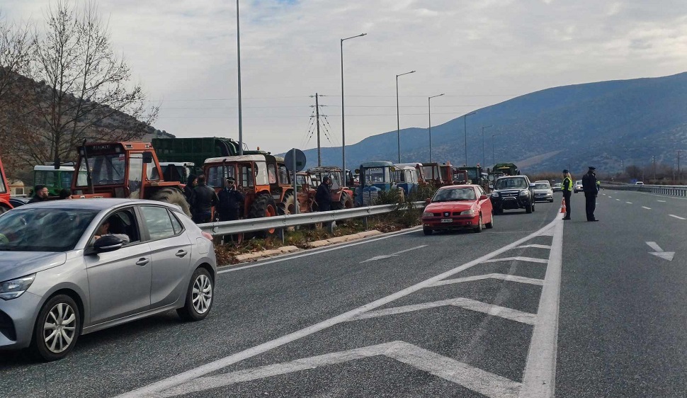 Απέκλεισαν την εθνικό οδό Λάρισας- Τρικάλων το μεσημέρι οι αγρότες στο Ζάρκο (ΦΩΤΟ)