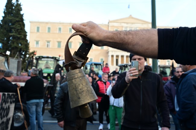 «Εισβολή» τρακτέρ στο Σύνταγμα: Παθιασμένοι οι αγρότες στο μεγάλο συλλαλητήριο  - Συνθήματα, πλακάτ και καπνογόνα