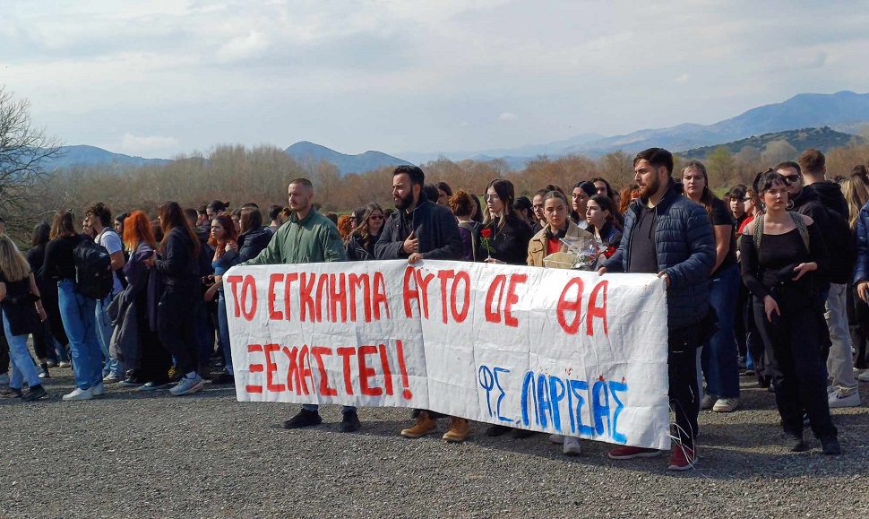 «Δεν ξεχνάμε ένα χρόνο μετά το έγκλημα !» βροντοφώναξαν οι φοιτητές στα Τέμπη (ΦΩΤΟ +video)