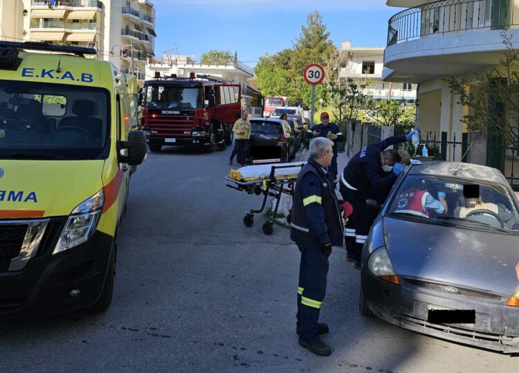 Τροχαίο στη Λάρισα: Συγκρούστηκαν αυτοκίνητα και εγκλωβίστηκε μια γυναίκα – ΦΩΤΟ