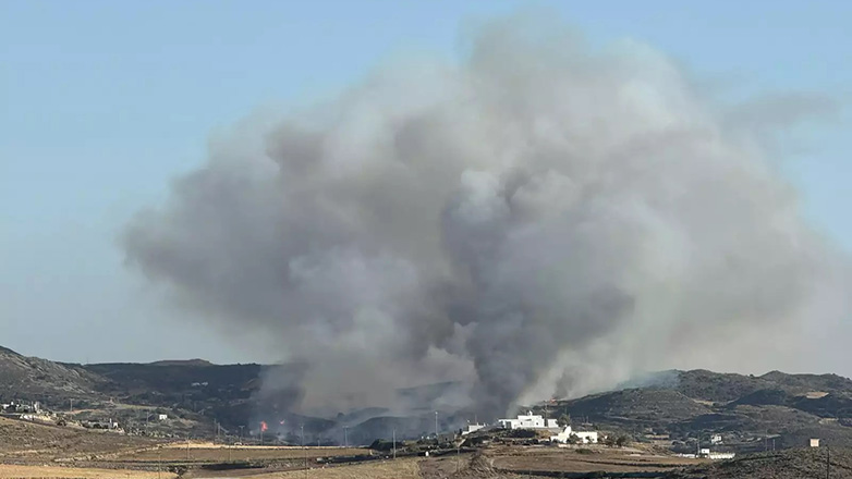 Μαίνεται η φωτιά στη Μήλο -Μήνυμα του 112: «Αν βρίσκεστε στην παραλία Τσιγκράδο, απομακρυνθείτε» [βίντεο - εικόνες]