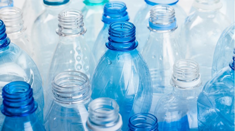 Σταματήστε αμέσως: Υπάρχει κίνδυνος για όσους πίνουν νερό από πλαστικό μπουκάλι