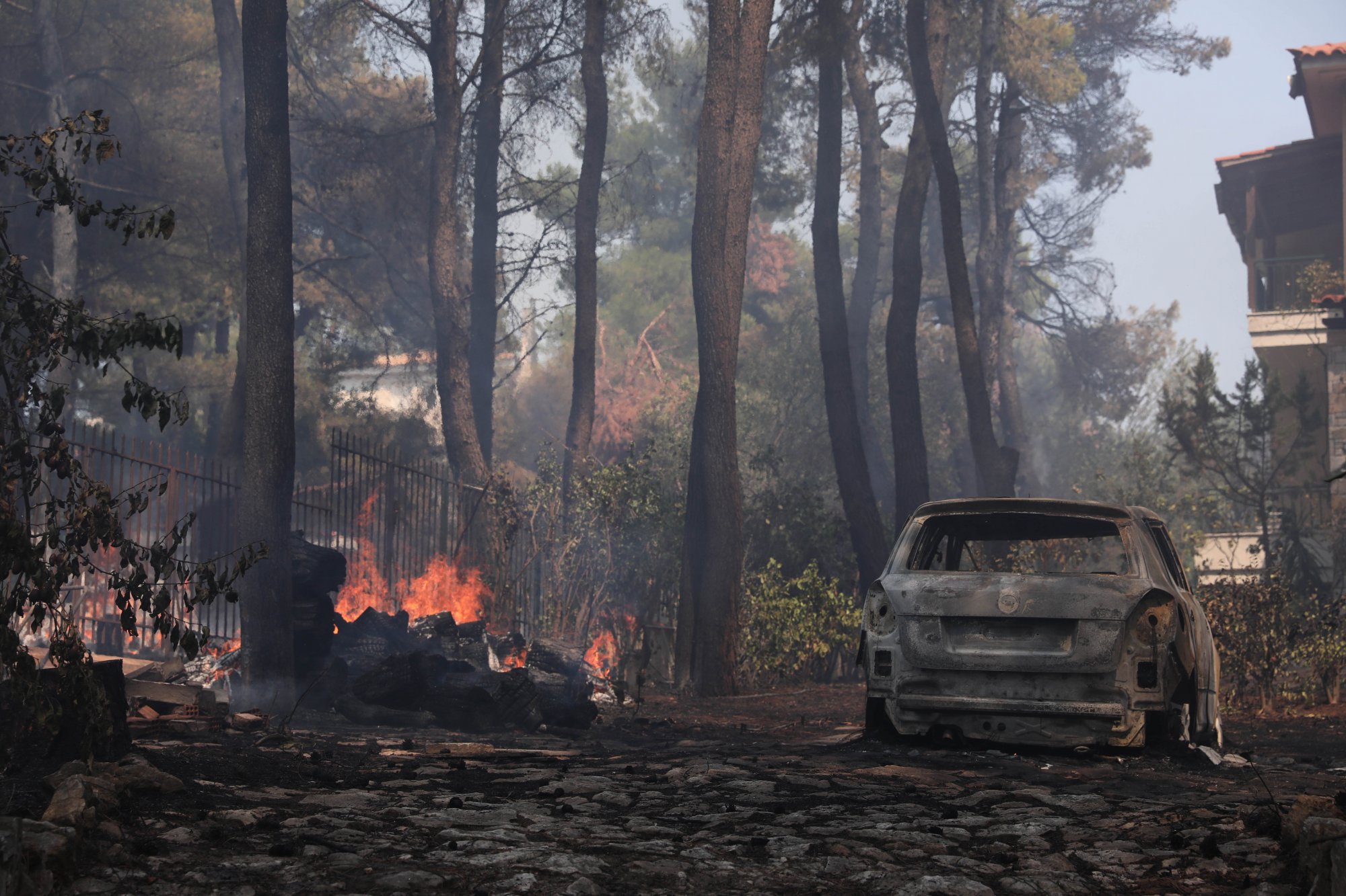 Μαίνονται οι φωτιές  σε Ζάκυνθο και Δίστομο – Χωρίς ενεργό μέτωπο η Σταμάτα
