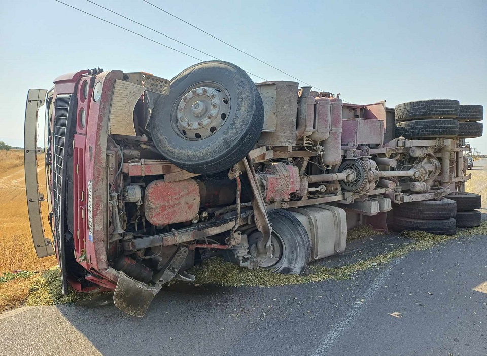 Αναστάτωση από φορτηγό με ζωοτροφές που ντελαπάρισε εξω από τη Λάρισα (ΦΩΤΟ)