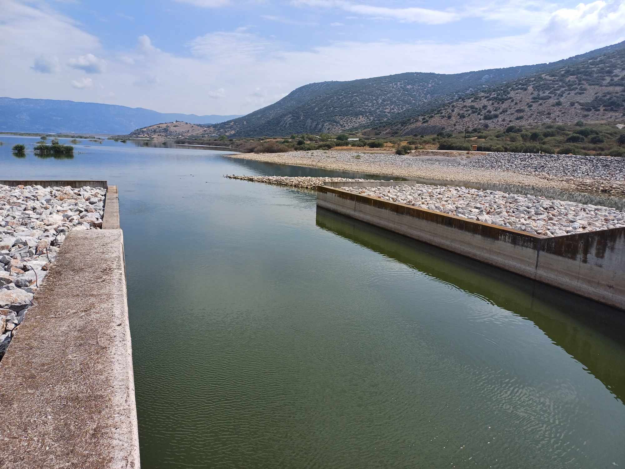 Σε ανανεργό λατομείο δίπλα στην Κάρλα προς τα Κανάλια θα θαφτούν τα ψάρια που δεν μπορούν να καούν (ΦΩΤΟ)