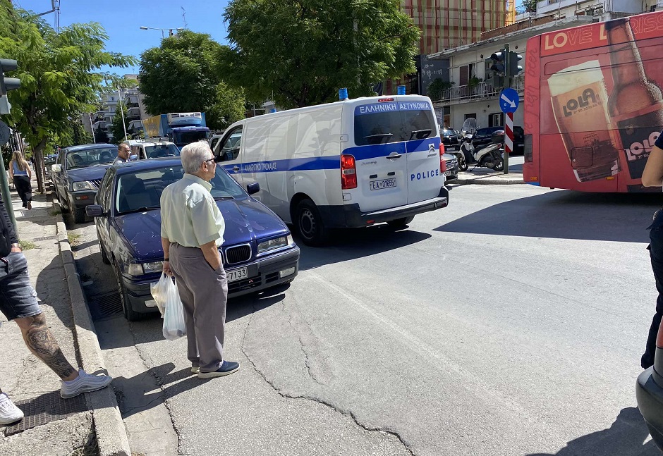 ΤΩΡΑ: Σοβαρός τραυματισμός πεζού από παρα΄συρση στην Ηρώων Πολυτεχνείοτυ (ΦΩΤΟ)