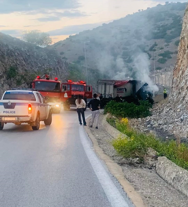 Χωρίς τις αισθήσεις του απεγκλωβίστηκε ο οδηγός της νταλίκας τυλίχτηκε στις φλόγες στο Μελούνα (ΦΩΤΟ)