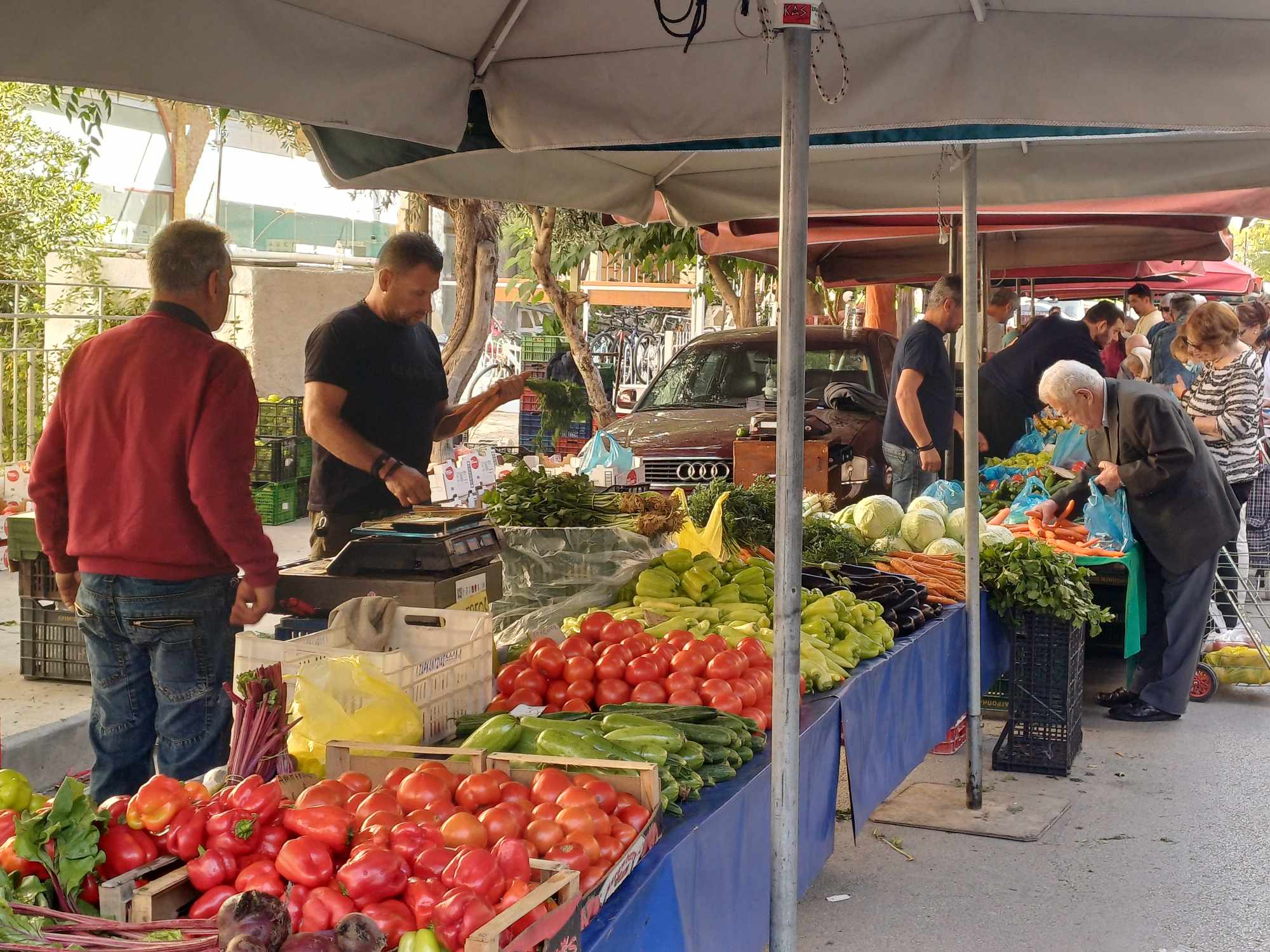 Λαϊκή της Τρίτης στο Σταθμό: Ο καύσωνας φέρνει ελλείψεις σε λαχανικά και ακρίβεια (ΦΩΤΟ)