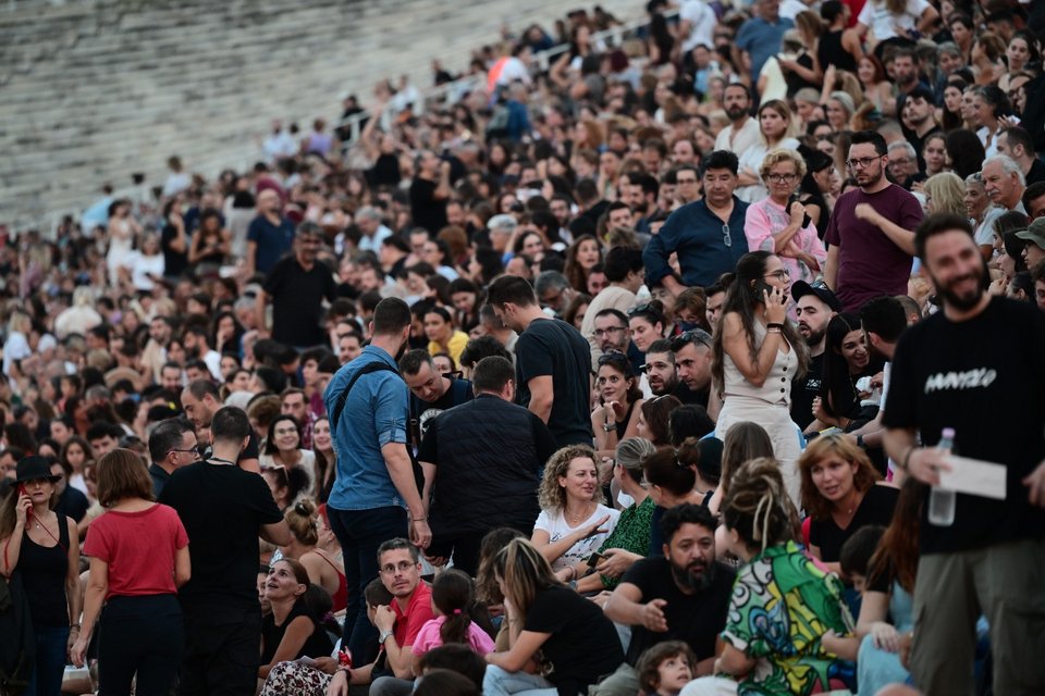 Κατάμεστο το Καλλιμάρμαρο για τη συναυλία για τα Τέμπη [εικόνες]