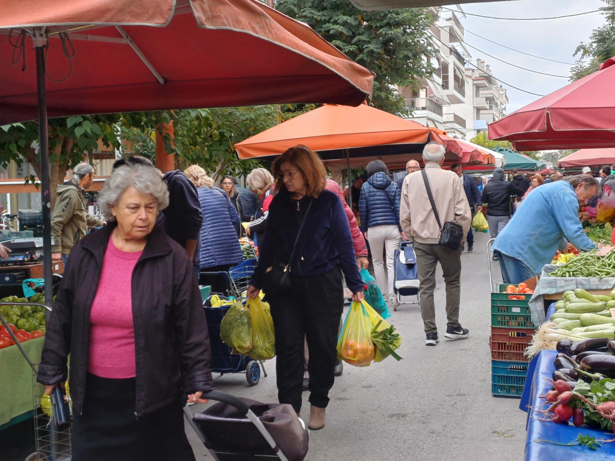 Καταναλωτές στη Λαϊκή τςη Τρίτης στο Σταθμό: Δεν φτάνει ο μισθός ούτε μέχρι τις 10 του μήνα με την ακρίβεια να «καλπάζει»