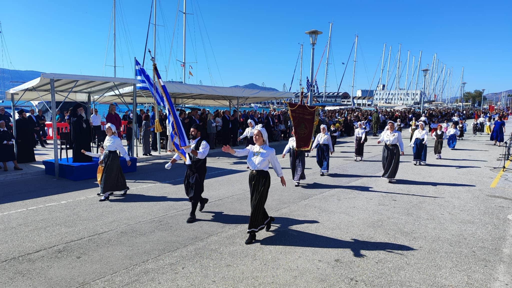 Πλήθος κόσμου στην παρέλαση του Βόλου στην παραλία (ΦΩΤΟ