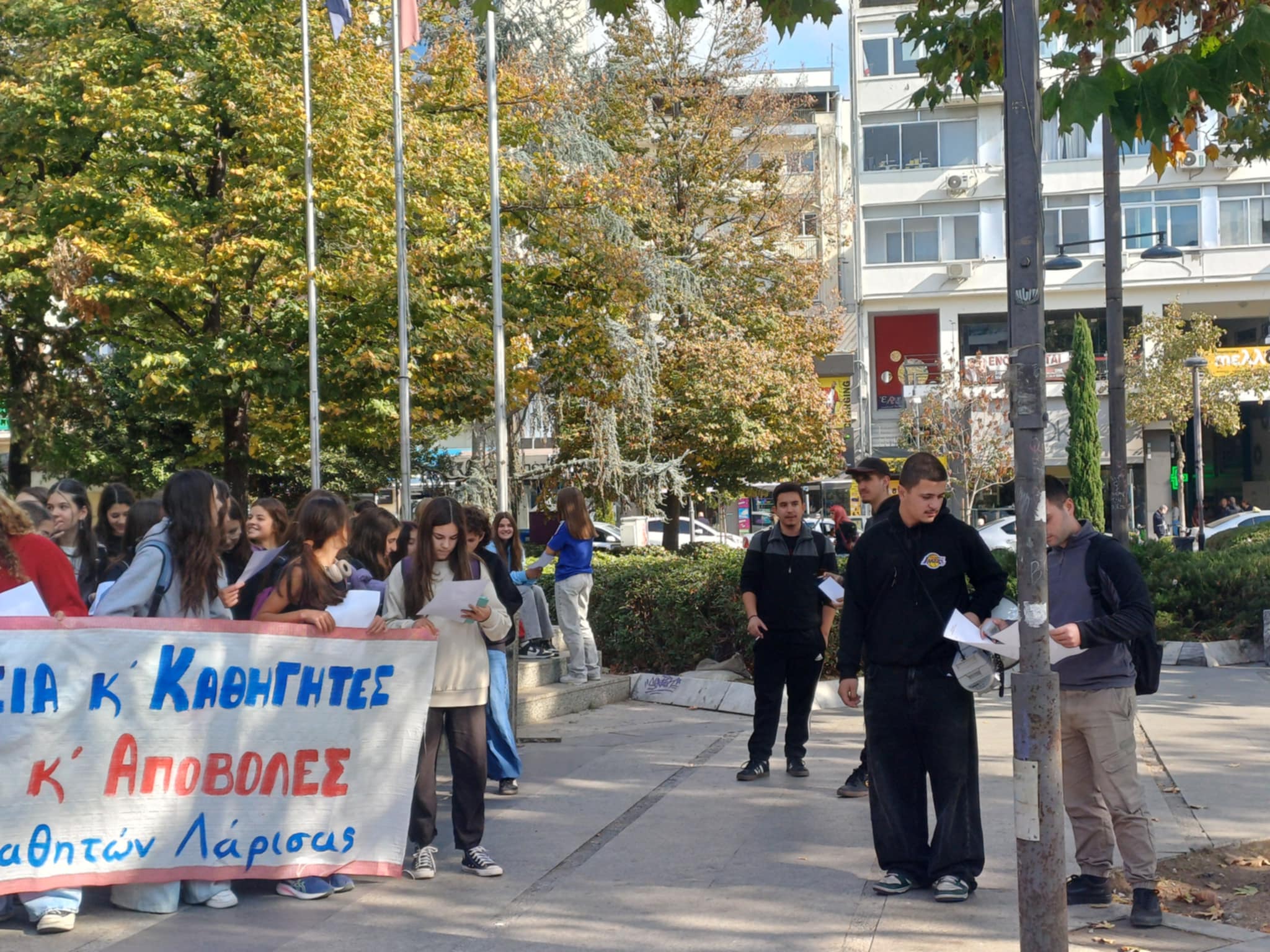 «Δώστε λεφτά για την παιδεία, έξω η Ελλάδα απ’ του πολέμου τα σφαγεία»-συγκεντρωση διαμαρτυρίας φοιτητών στη Λάρισα (ΦΩΤΟ)