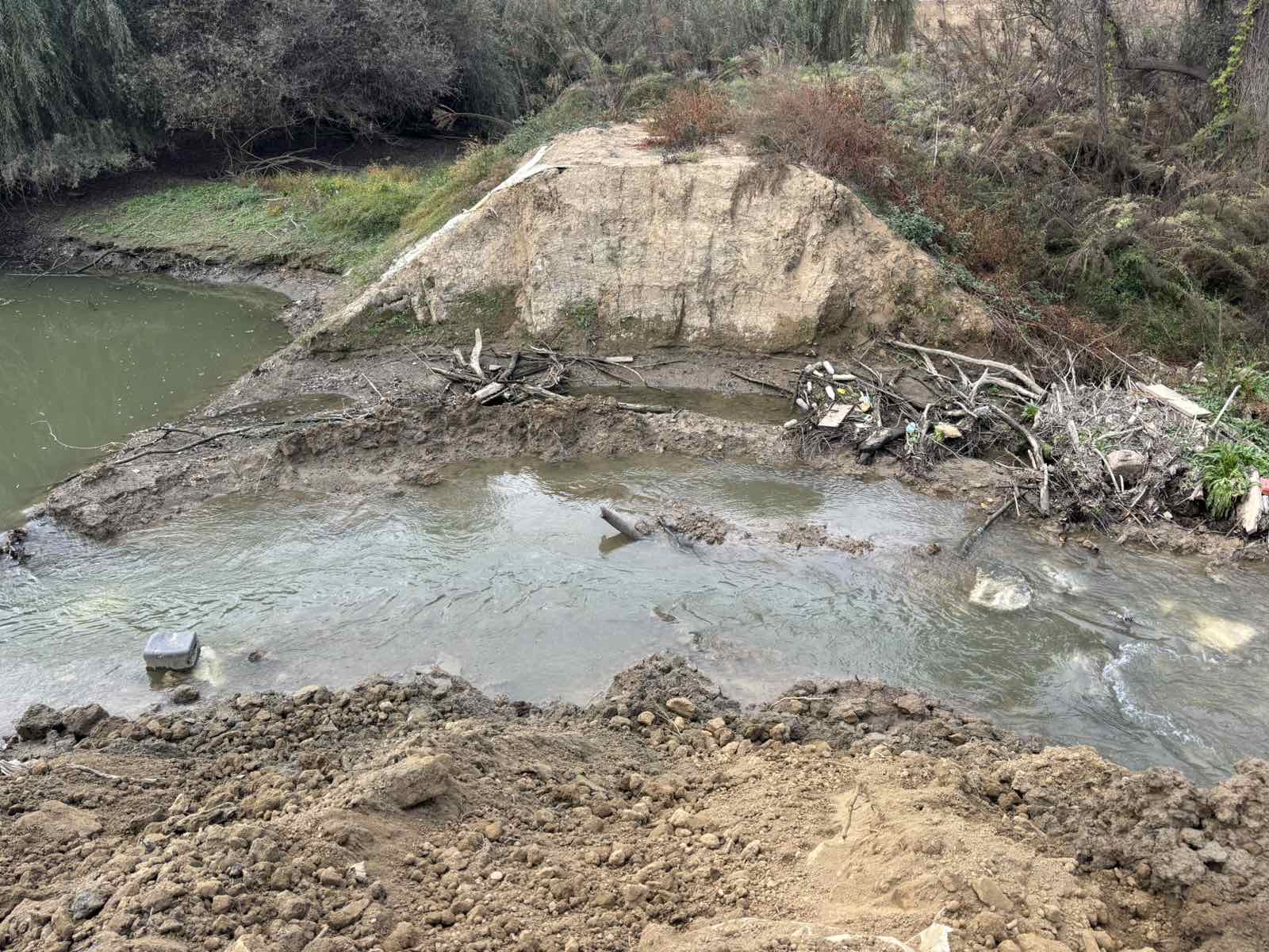 Συνεχίζονται οι εργασίες καθαρισμού των ρεμάτων της πεδινής λεκάνης του ποταμού Καλέντζη (φωτο)