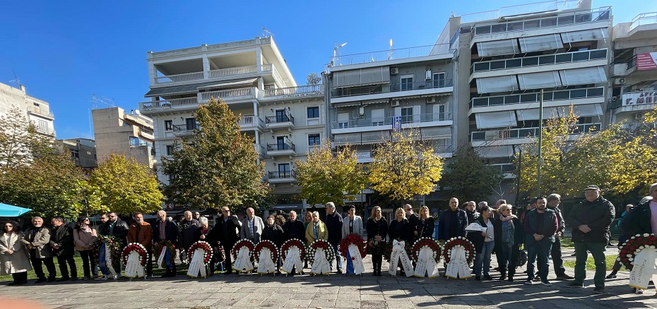 Λάρισα: Τιμήθηκε η 51η επέτειος του Πολυτεχνείου με κατάθεση στεφάνων στην πλατεία νομαρχίας (ΦΩΤΟ)