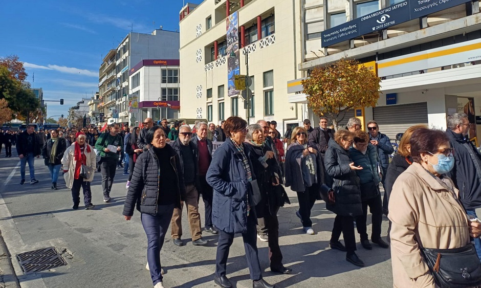 Πορεία στο κέντρο της Λάρισας από τους απεργούςμε συνθήματα κατά της ακρίβειας (ΦΩΤΟ)