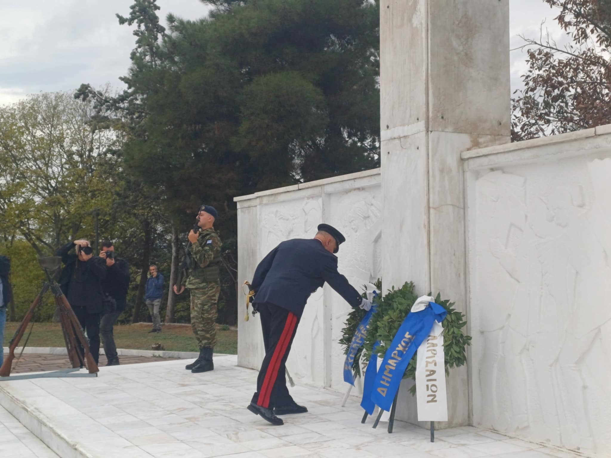 Δοξολογία στον Άγιο Αχίλλιο και κατάθεση στεφάνων στο Ηρώο εορτάστηκε η ημέρα των Ενόπλων Δυνάμεων στη Λάρισα (ΦΩΤΟ)