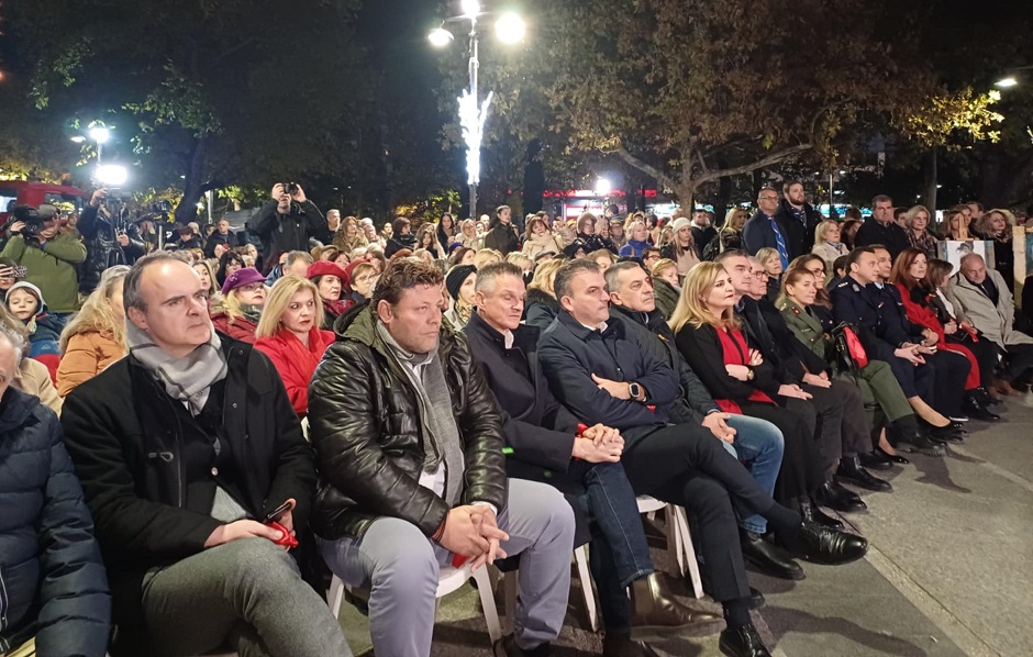 Ένωσαν τις δυν-αμεις στελνοντας μήνυμα ενάντια στη βία κατά των γυναικών στην κεντρική πλατεία (ΦΩΤΟ)