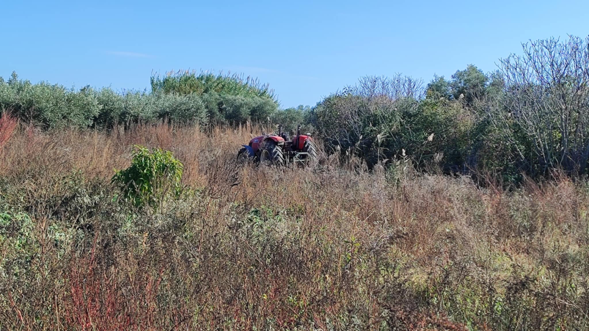 Δείτε εικόνες από τον τόπο της τραγωδίας στη Ν. Αγχίαλο όπου 32χρονος καταπλακώθηκε από το τρακτερ του