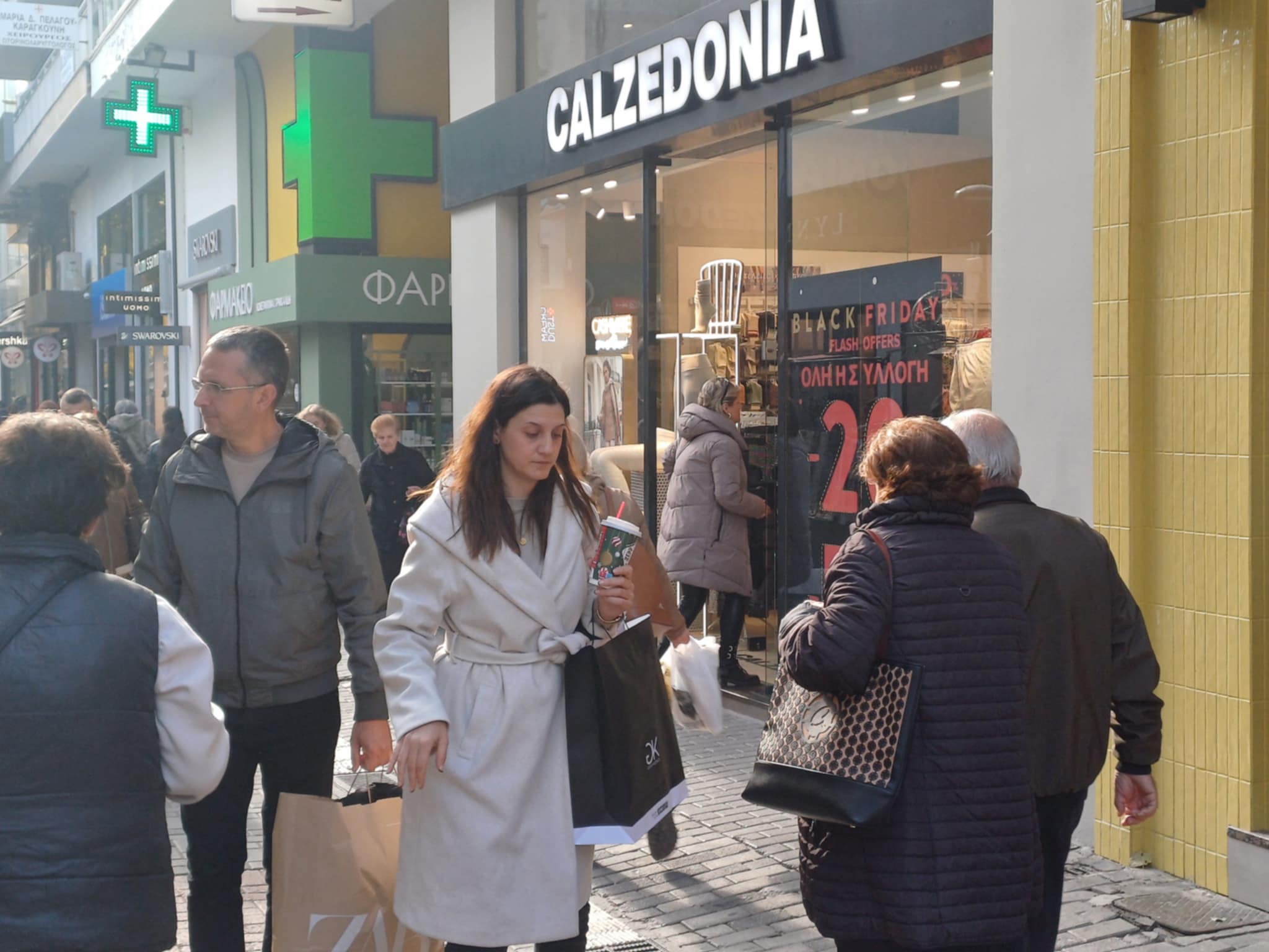 Ξεχύθηκαν στην αγορά για την Black Friday σήμερα,  οι Λαρισαίοι (ΦΩΤΟ)