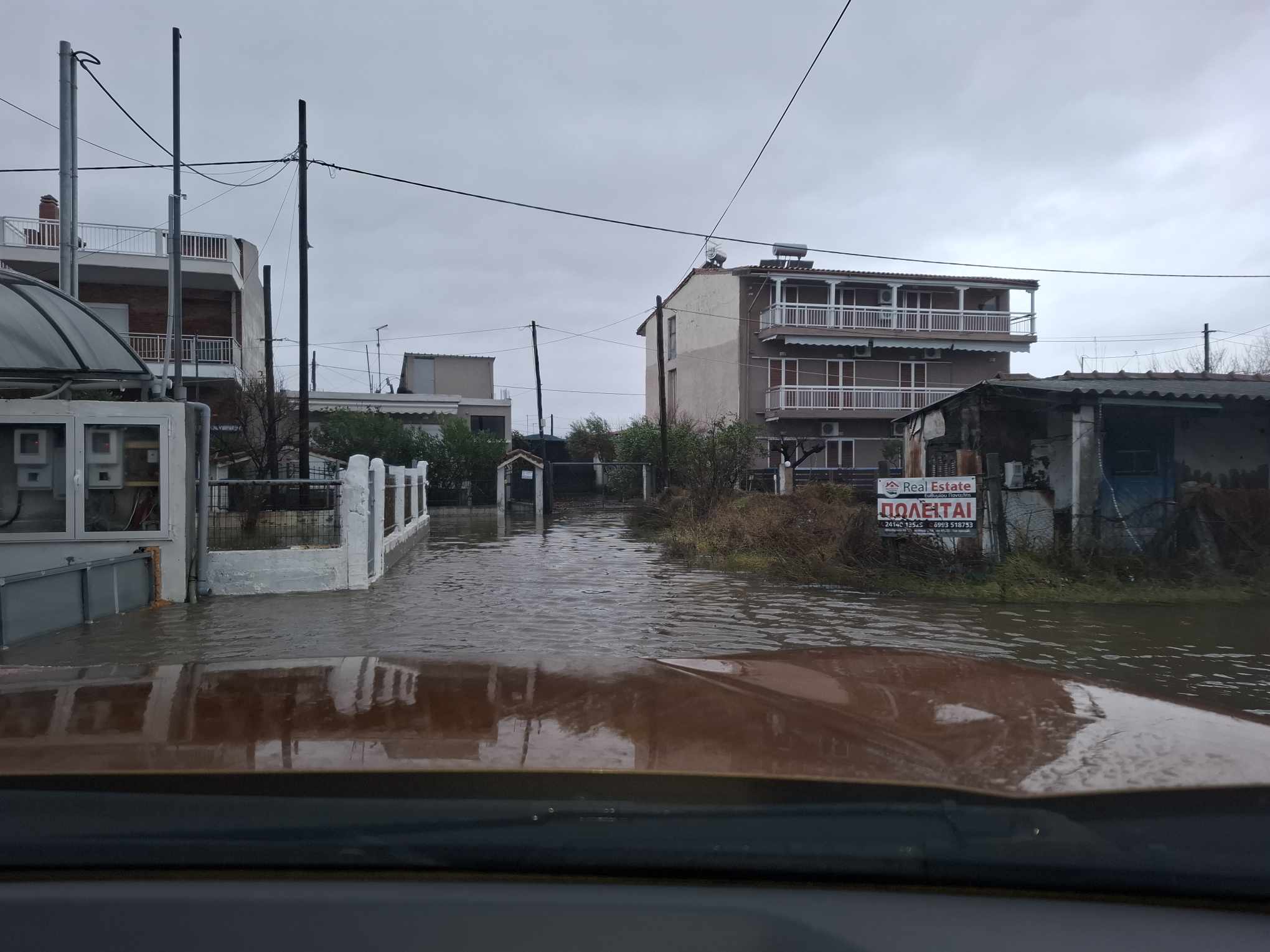 Βομβαρδισμένο τοπίο τα Μεσάγγλααπό την καοκιαρία Bora -πλημμυρισμένοι δρόμοι και σπίτια (ΦΩΤΟ)