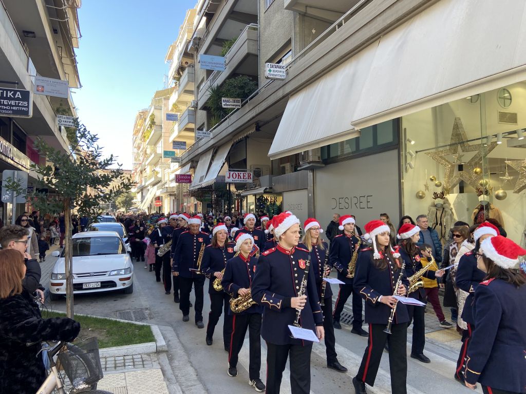 Τρίκαλα: Χριστουγεννιάτικη παρέλαση στην πρωτεύουσα των Χριστουγέννων 