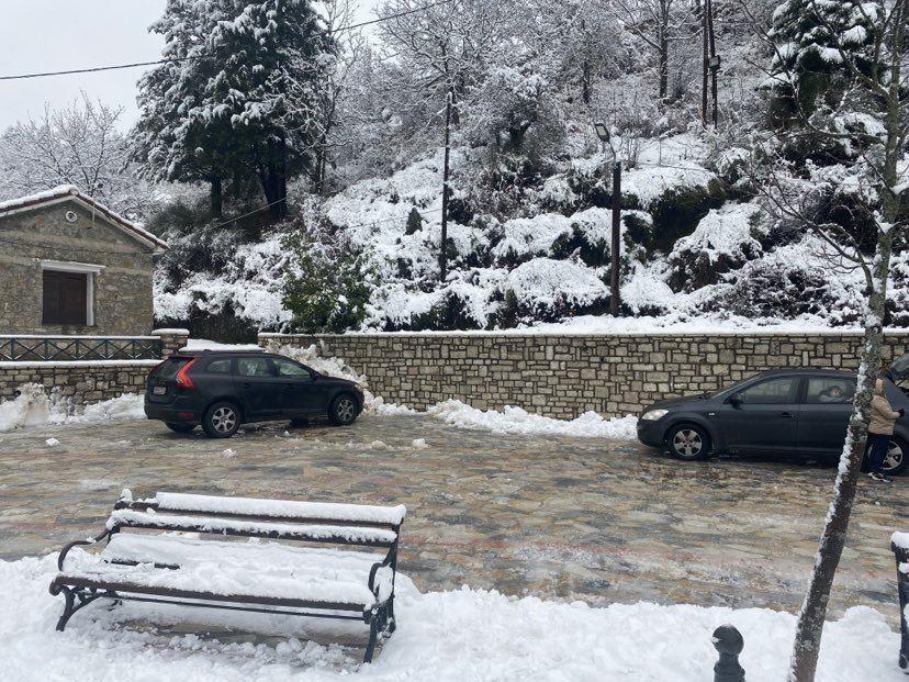 Όμορφες εικόνες σε λευκό φόντο πάνω από τη Λίμνη Πλαστήρα στη Φυλακτή (ΦΩΤΟ)