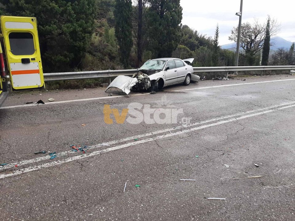 Τροχαίο δυστύχημα με έναν νεκρό στην Αράχωβα -ΙΧ συγκρούστηκε μετωπικά με φορτηγό