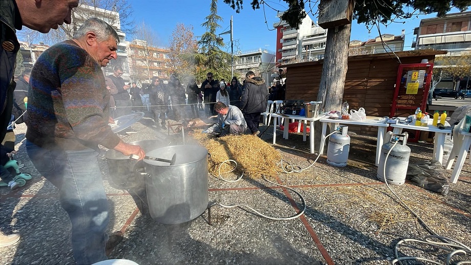 Πλήθος κόσμου αυτή την ώρα στη γουρουνοχαρά στη Φιλιππούπολη (ΦΩΤΟ)