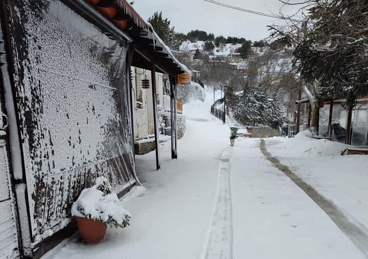 Χιονίζει από χθες βράδυ στα ορεινά της Λάρισας- στους 10 πόντους στη Σπηλιά το έστρωσε στο Λιβάδι (ΦΩΤΟ+video)