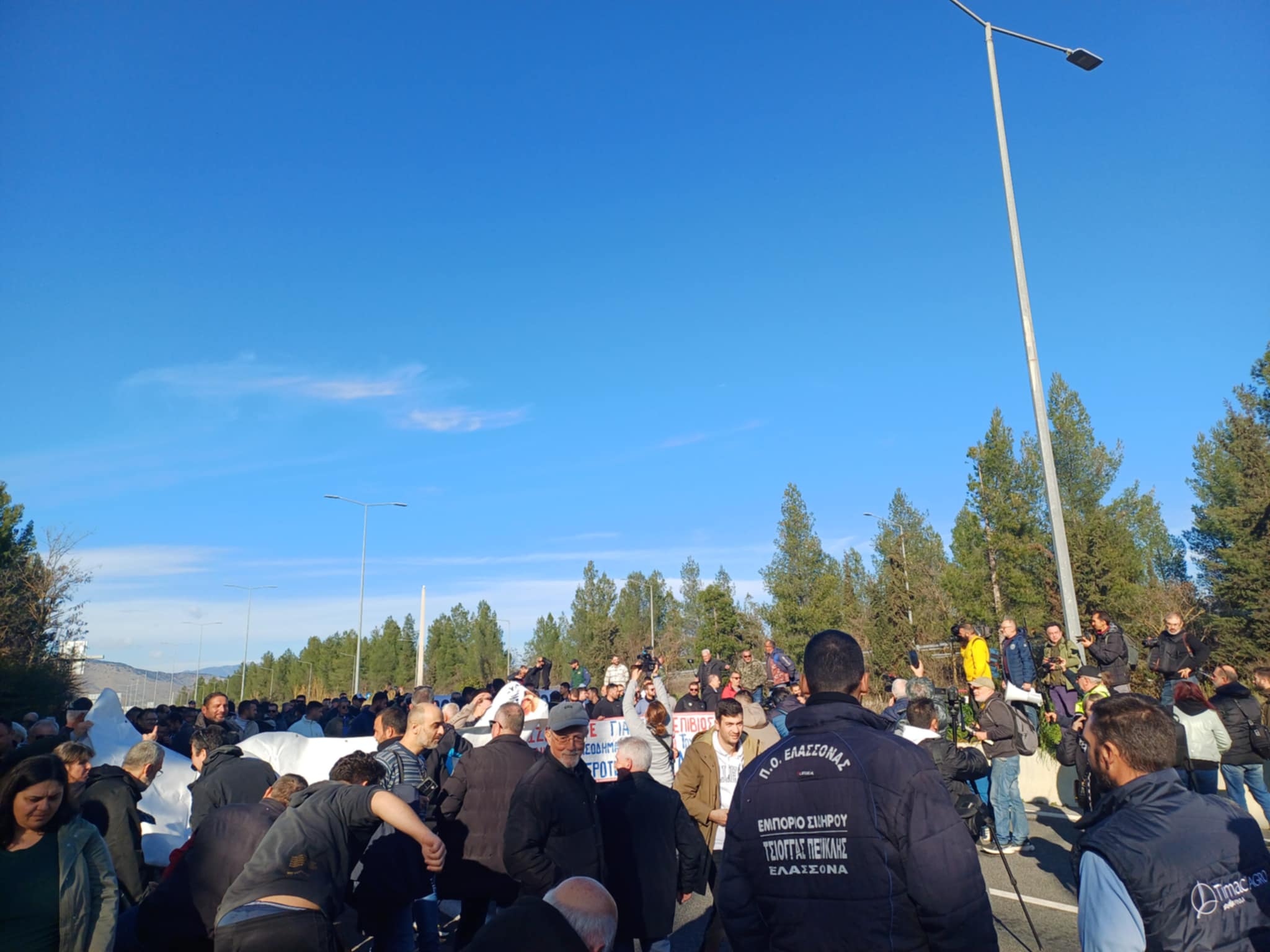 Στήθηκε το μπλόκο των αγροτών της Λάρισας στον κόμβο της Γυρτώνης - Με τα πόδια στην ΠΑΘΕ (ΦΩΤΟ)