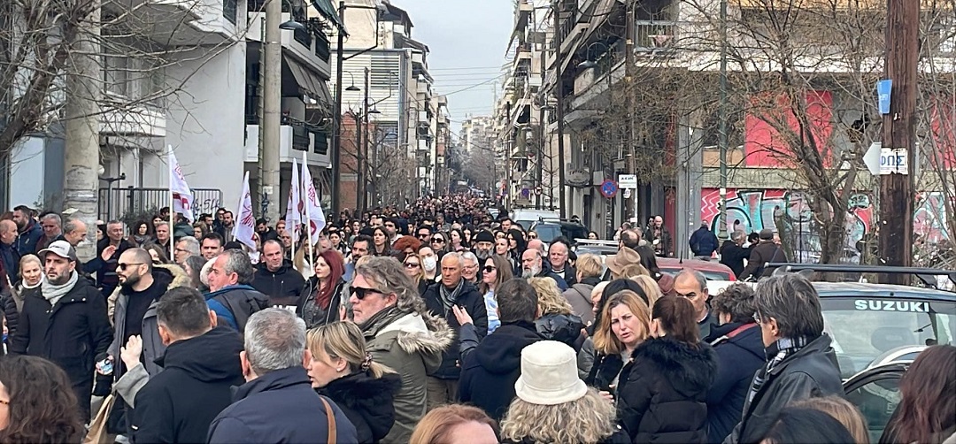 «Δεν έχω οξυγόνο -οχι στη συγκάλυψη» βροντοφ-ώαξαν χιλιάδες διαδηλωτε΄ς στην πορεία προς το σταθμό Λάρισας -ΦΩΤΟ)