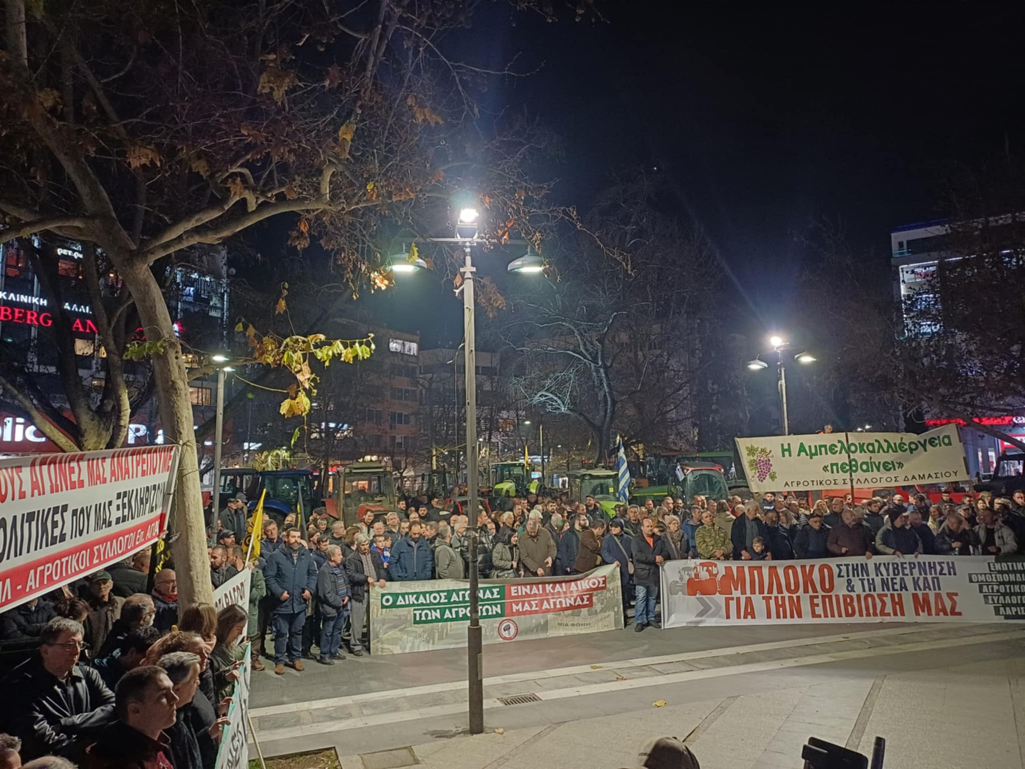 Απόβαση με τα τρακτέρ από το μπλόκο της Γυρτώνης στο κέντρο της Λάρισας (ΦΩΤΟ+video)