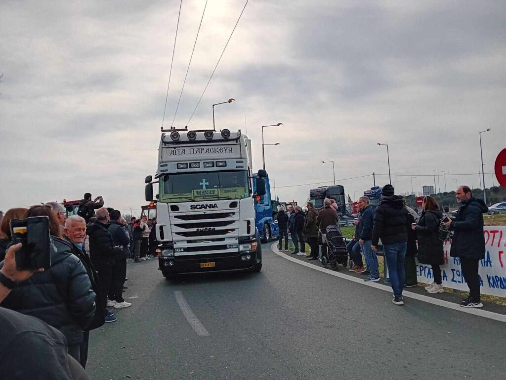 Καρδίτσα: Συμβολικός αποκλεισμός του κόμβου Ε-65 από τους αγρότες με τη συμπαράσταση φορέων (ΦΩΤΟ)