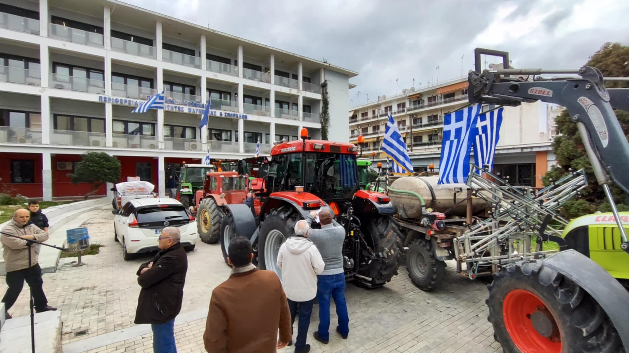 Πολιόρκησαν το κέντρο της πόλης του Βόλου οι αγρότες της Μαγνησίας (ΦΩΤΟ)