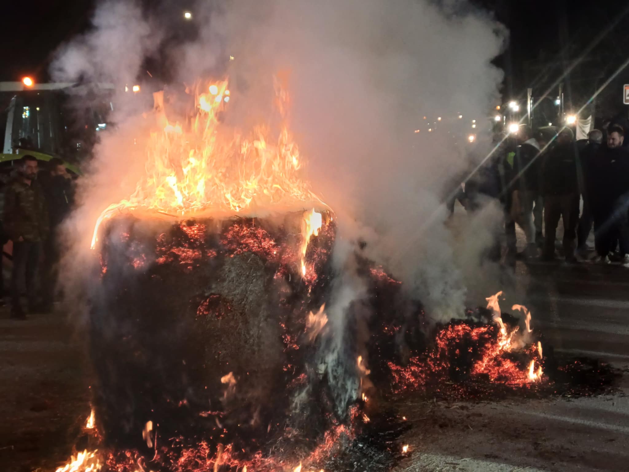 Αγρότες στο Μικρό Ελευθεροχώρι Ελασσόνας έκλεισαν την εθνική οδό και έβαλαν φωτιά σε αχυρόμπαλες (ΦΩΤΟ+video)