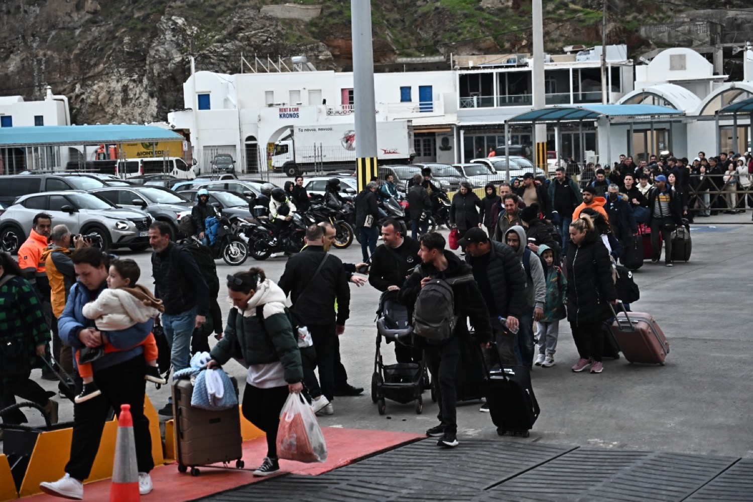 Η μαρτυρία Λαρισαίου που ζει στη Σαντορίνη που σείεται συνεχώς: «Φοβόμαστε μη μας βρει στον ύπνο»