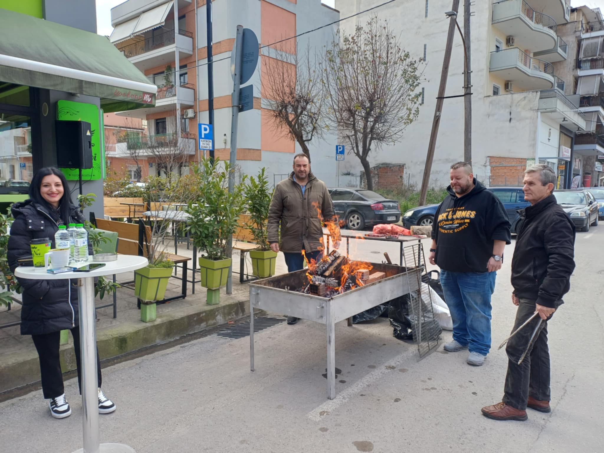 Άναψαν τα κάρβουνα στη Λάρισα ενόψει Τσικνοπέμπτης (ΦΩΤΟ)