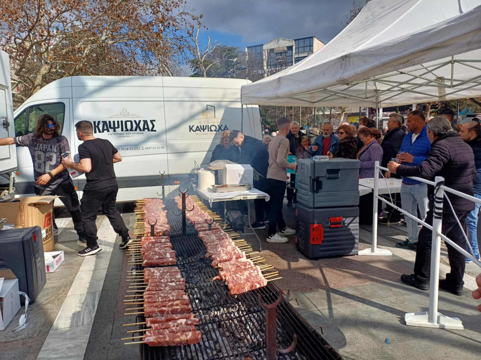 Τσίκνα , χάλκινα και χοροί κυκλωτικοί στην κεντρική πλατεία- άναψε το κέφι )ΦΩΤΟ+video)