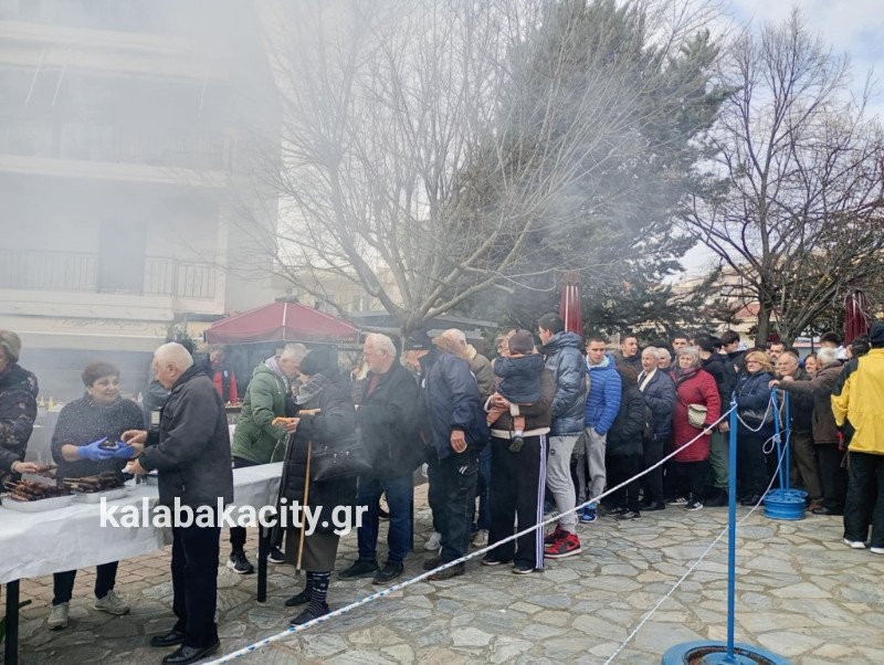 Tσικνοπέμπτη: Η μεγαλύτερη ψησταριά στήθηκε στην Καλαμπάκα -Έψησαν 10.000 σουβλάκια [εικόνες]