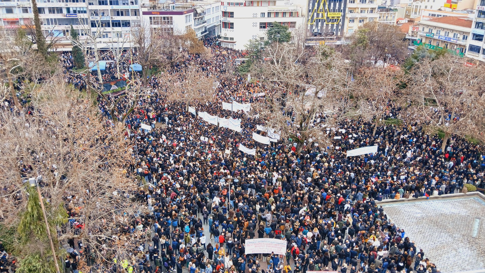 Βούλιαξε η Λάρισα: Ενωμένη ειρηνικά  τίμησε τους νεκρούς και τραυματίες των Τεμπών.-Μοναδικές εικόνες