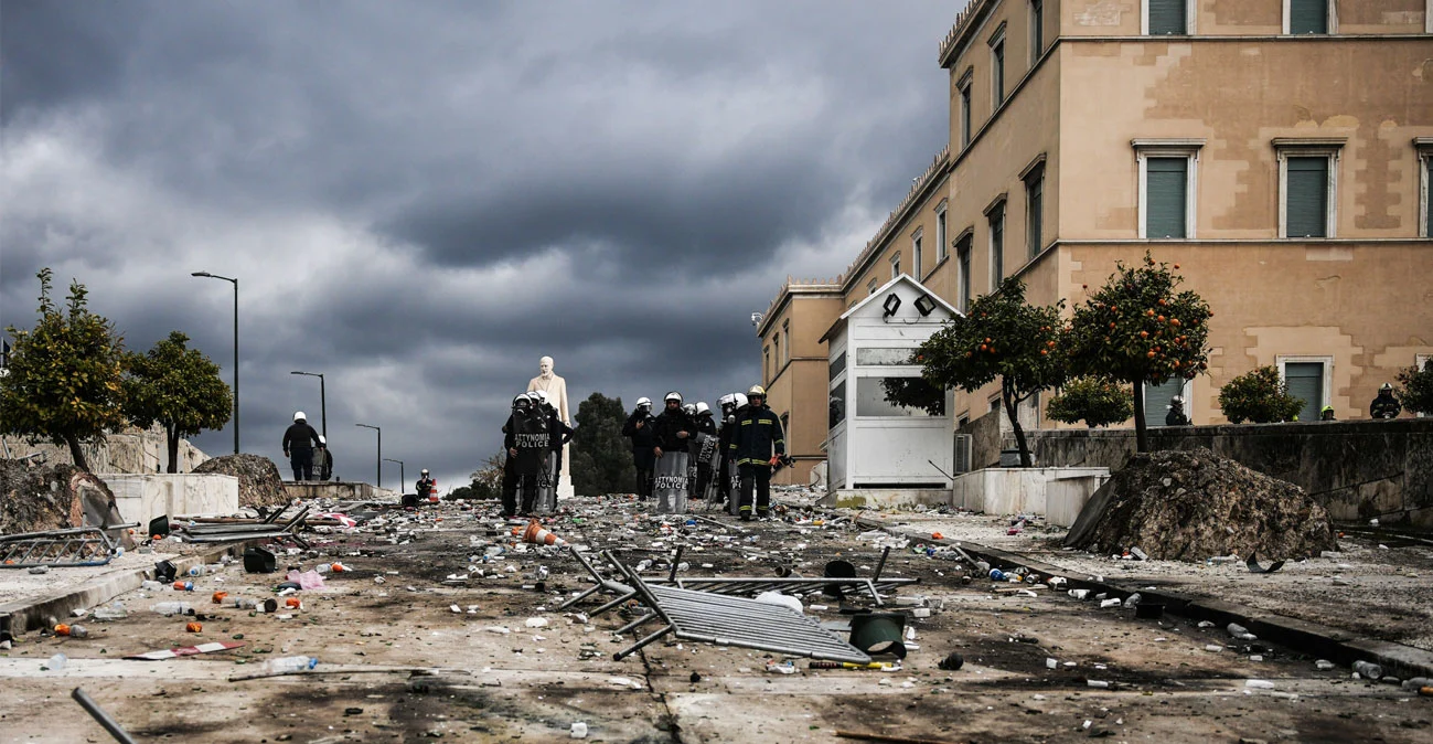 Νέος γύρος επεισοδίων στο Σύνταγμα με χημικά και μάχες σώμα με σώμα μεταξύ αστυνομίας και διαδηλωτών- Εκκενώνεται η πλατεία