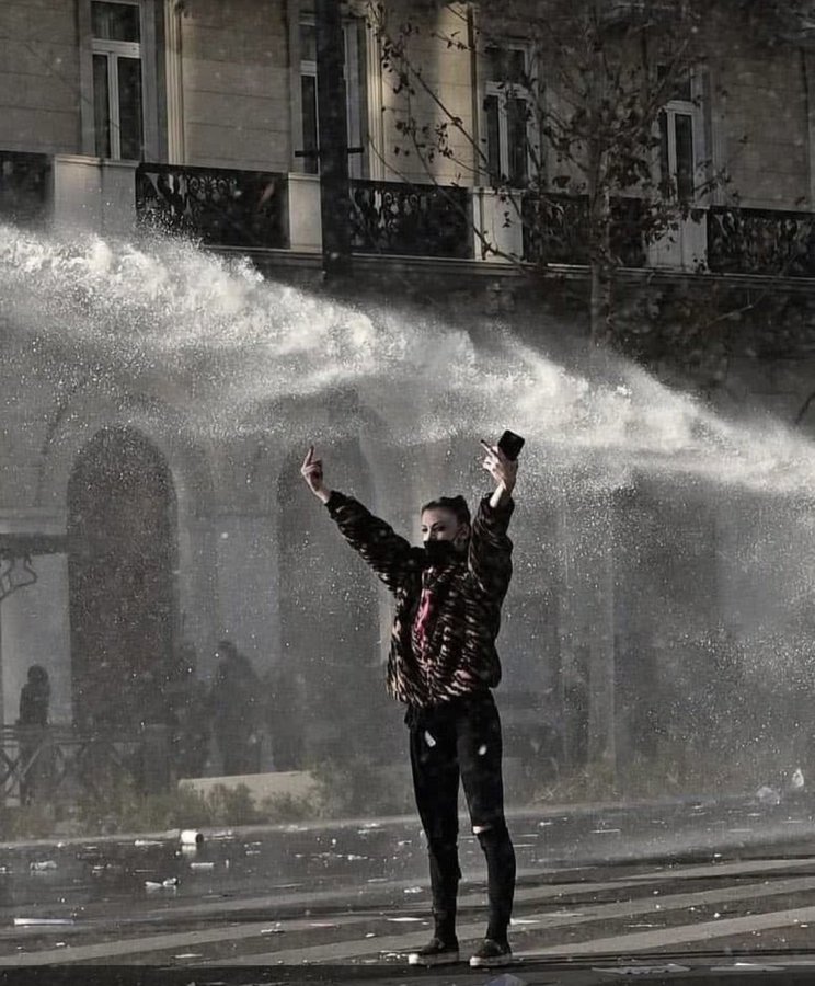 Δείτε τη φωτογραφία που ανέβασε ο Ν. Πλακιάς -«Θέλω να πω σε αυτή την κοπέλα ότι πλέον είναι κόρη μου»