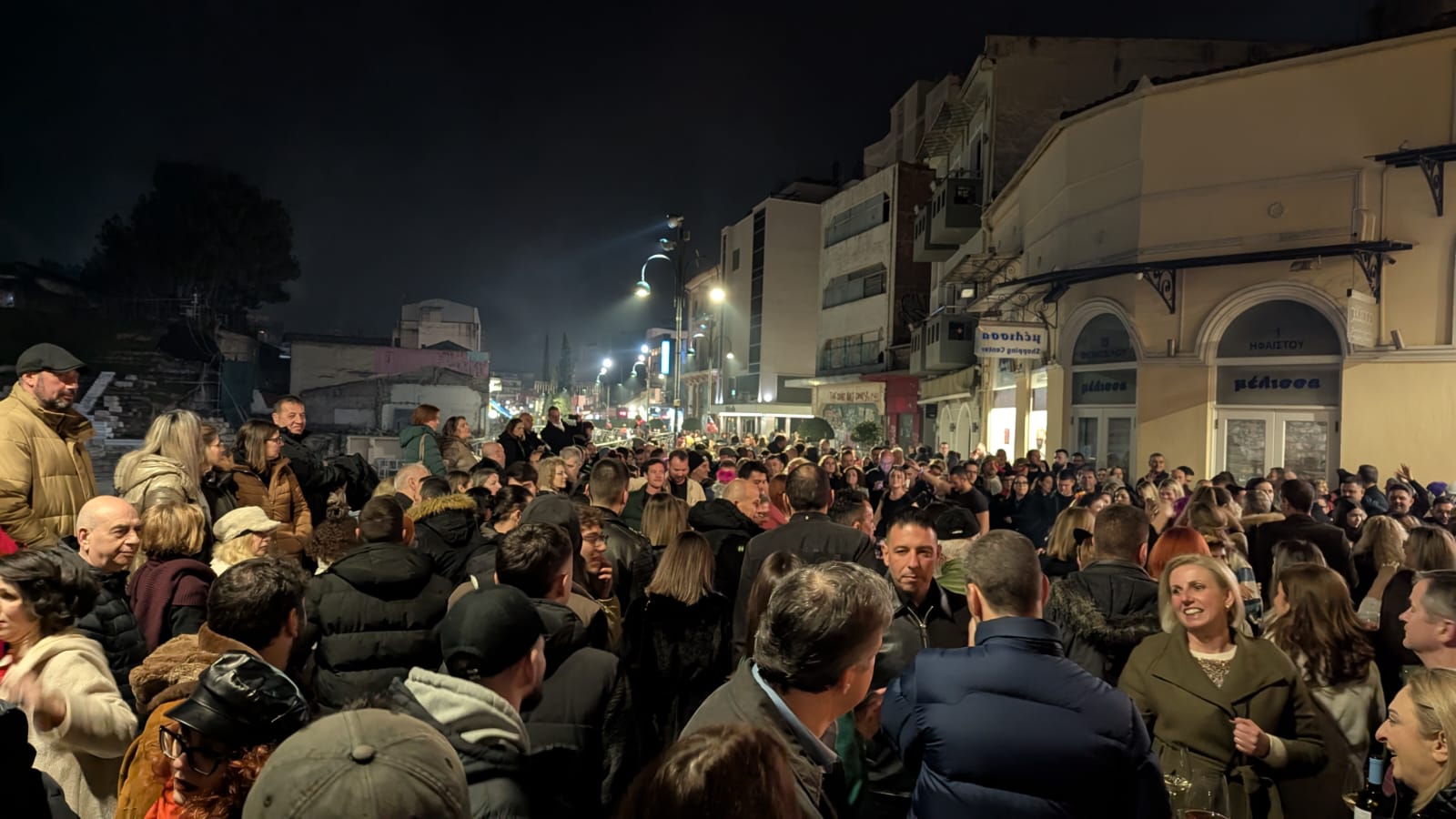 Κορυφώνονται οι εκδηλώσεις «Αποκριάς Δρώμενα » την Καθαρά Δευτέρα - Με μουσική, χορό και φωτιές τήρησαν τα έθιμα οι Λαρισαίοι