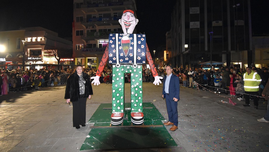 Παραδόθηκε στην πυρά ο Βασιλιας Καρνάβαλος στη Καρδίτσα!