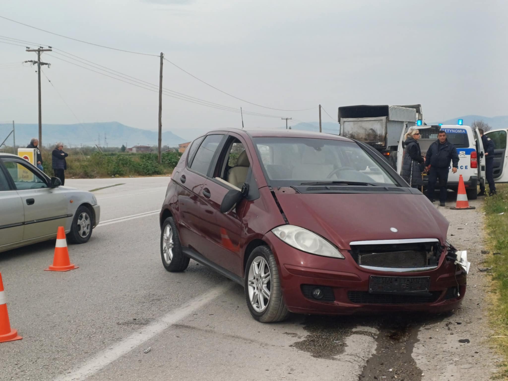 Σοβαρό τροχαίο έξω από τη Γιάννουλη -σύγκρουδη δύο ΙΧ με τρεις τραυματίες (ΦΩΤΟ)