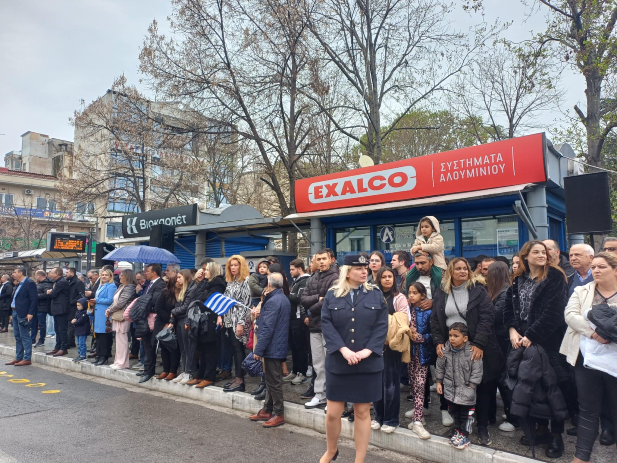 Υπό βροχή πλήθος κόσμου παρακολουθεί την παρέλαση στη Λάρισα (ΦΩΤΟ)