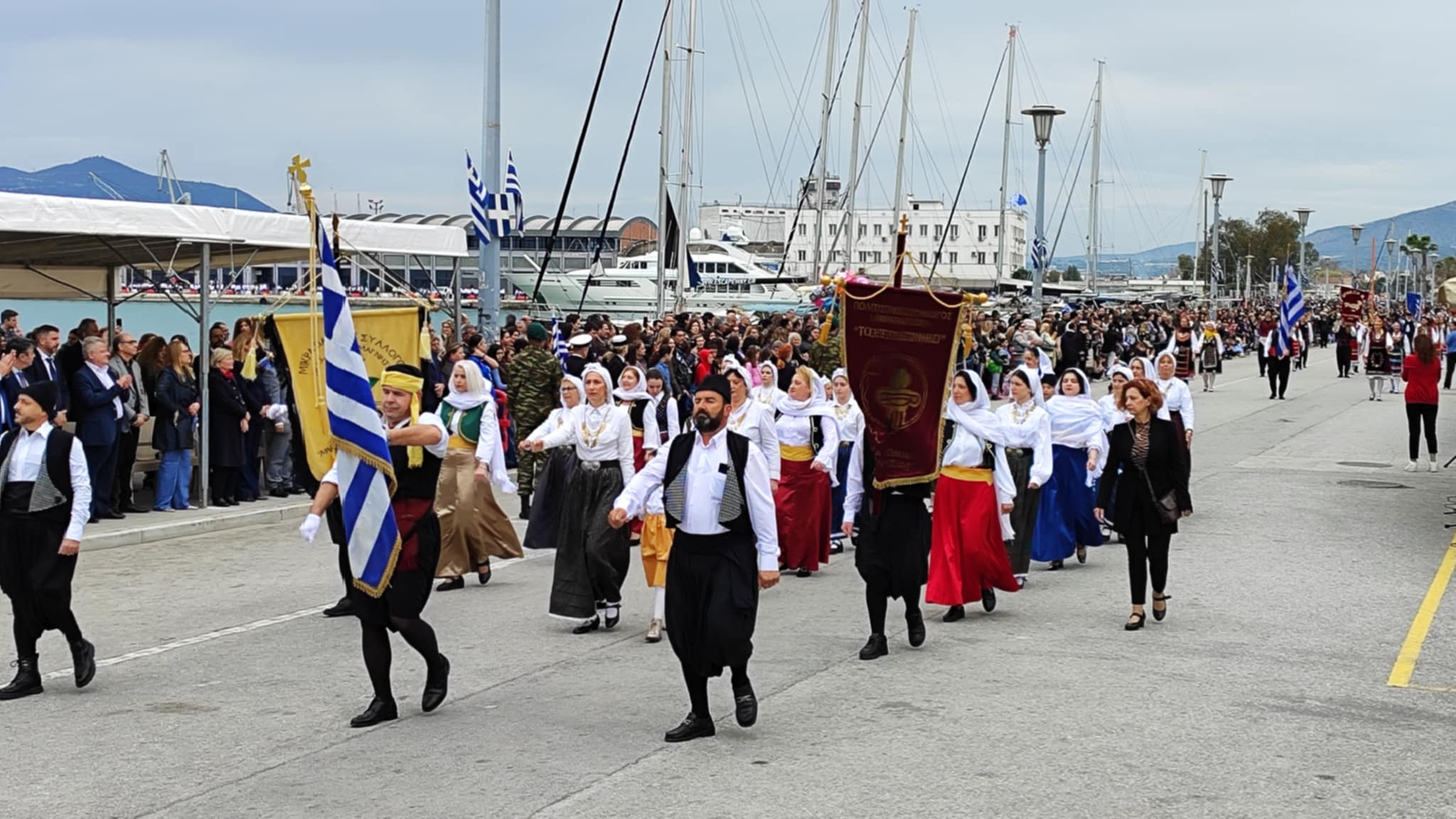 Πλήθος κόσμου στην παραλία του Βόλου για την παρέλαση (ΦΩΤΟ)