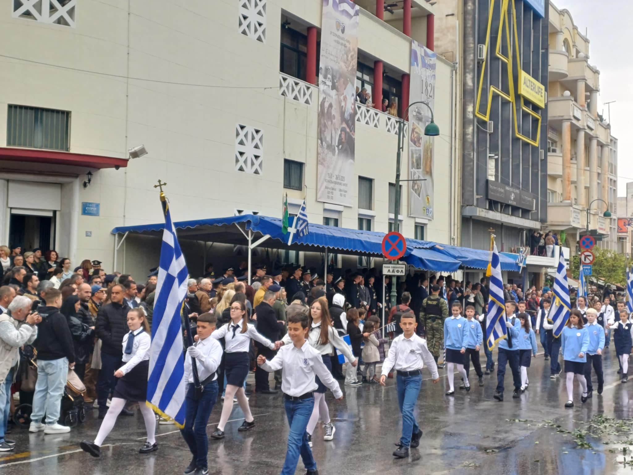 Φωτογραφικά κλικς από την παρέλαση, υπό βροχή στη Λάρισα (ΦΩΤΟ)